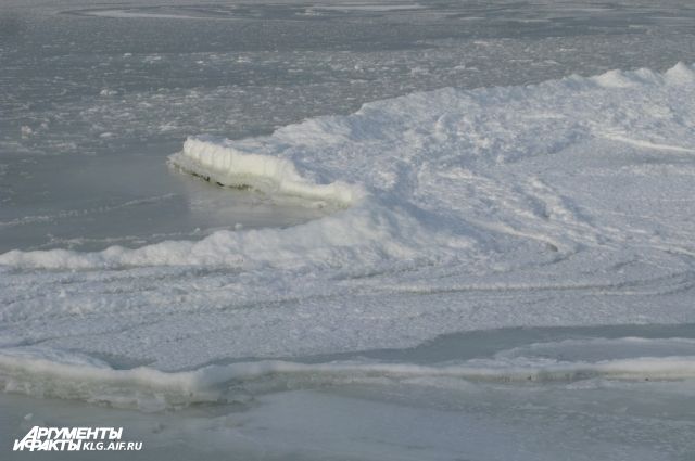 Семеро рыбаков оказались на оторвавшейся льдине в Калининградском заливе.