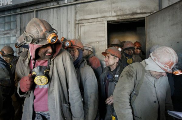 Из-за обстрелов обесточена шахта имени Засядько, и более 200 горняков оставались под землей без возможности выйти на поверхность. 