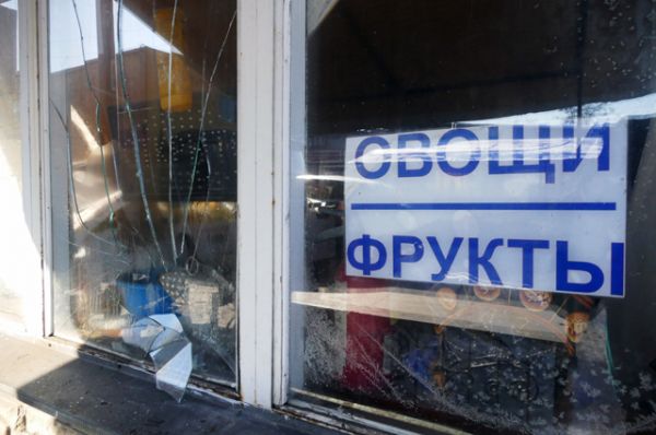 Разбитые витрины на привокзальном рынке в Куйбышевском районе Донецка, пострадавшие в результате обстрела украинскими силовиками.