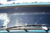 Поврежденное лобовое стекло грузового автомобиля в Куйбышевском районе Донецка.