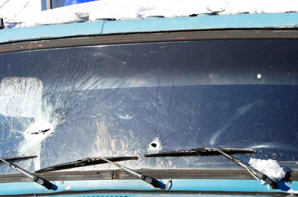 Поврежденное лобовое стекло грузового автомобиля в Куйбышевском районе Донецка.