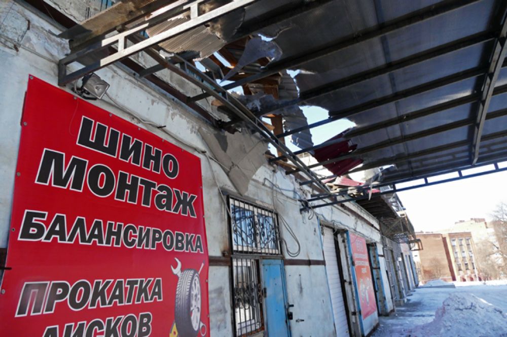Станция технического обслуживания, пострадавшая от обстрела.