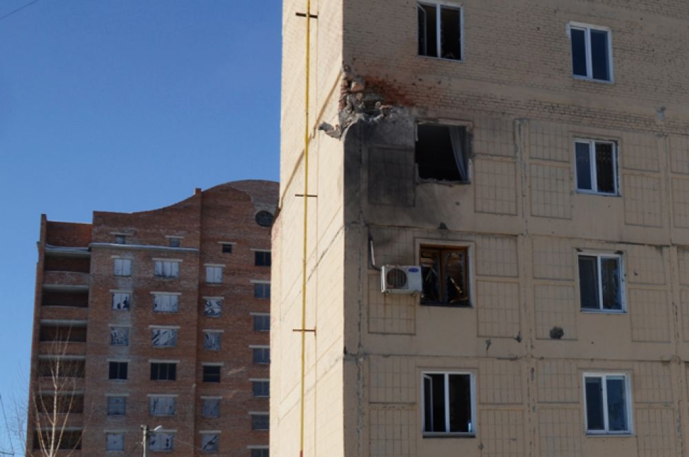 Жители города остались без воды, света и тепла. Жилое здание на улице Листопрокатчиков в Киевском районе Донецка, пострадавшее от обстрела.
