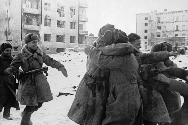 Встреча советских воинов в Сталинграде.