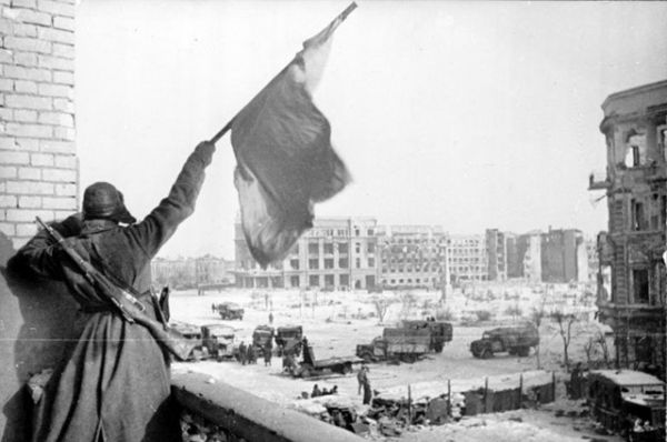 Флаг над освобождённым городом, Сталинград, конец января 1943 года.