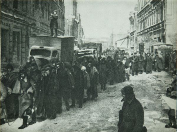 Колонна пленных немцев на улицах города.