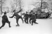 Русский солдат примеряет на себя лапти, которые солдаты немецкой армии делали, чтобы спастись от холода. 