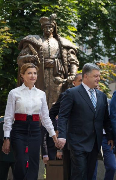 Кроме черно-белого, первая леди также предпочитает дополнять свои наряды красными оттенками