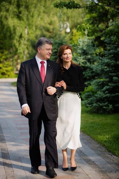 Не смотря на то, что Марина предпочитает носить черно-белое, на этом фото ее наряд выглядит более романтичным, а не классическим
