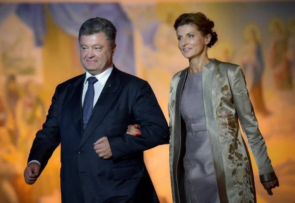 Марина со своим мужем Петром Порошенко. Видим, что первая леди выбрала наряд с интересным сочетанием цветов и принтов
