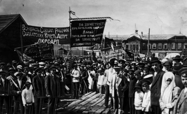 Рабочие Лысьвенского металлургического завода, 1917 год.