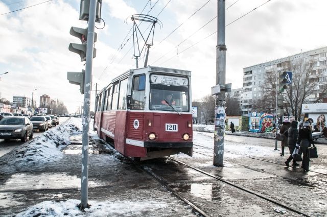 Количество новых и старых моделей трамваев в Смоленске примерно пропорционально.