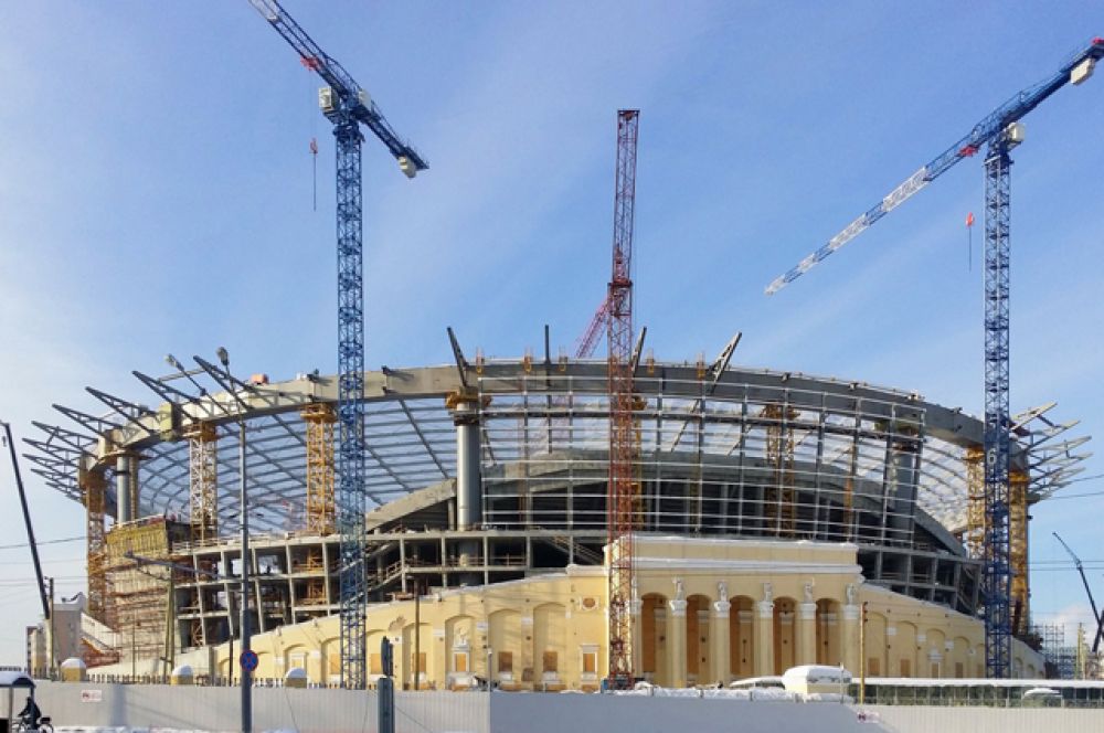 «Екатеринбург Арена», вместимость 35 000 человек. Стадион реконструировался с 2006 по 2011 год. Но поскольку работы никак не были связаны с заявкой России на проведение ЧМ, для приведения стадиона к требованиям FIFA необходимо провести еще одну реконструкцию.