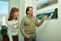 Леонид Круглов показывает фотографию реки Чусовой, где он был. 