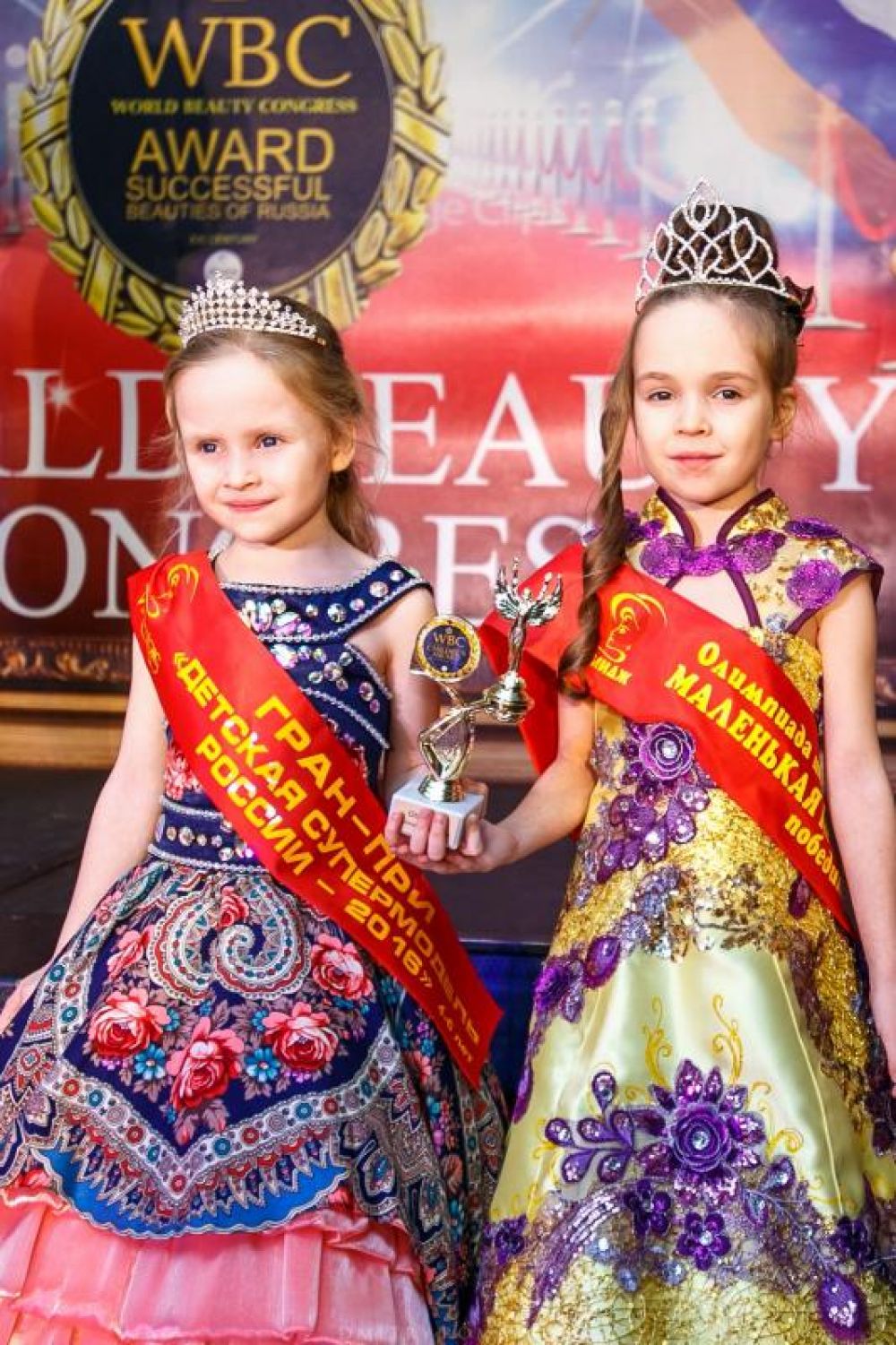 Юные леди - сестрички Арина и Полина Обуховы - тоже участницы церемонии.