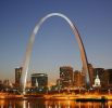 Это самая высокая арка в мире, которая находится в США. Высота ее составляет 192 метра. Представьте себе, в ней есть лифты, которые так и ходят по дуге. Технически, это восемь вагончиков, которые доставляют по пять человек каждый