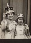 Эдуард VIII отрекся от престола спустя одиннадцать месяцев после смерти Георга V в 1936 году. Королём стал принц Альберт (Георг VI), а 10-летняя Елизавета стала наследницей трона и переехала с родителями из Кенсингтона в Букингемский дворец. На фото: королева-мать и принцесса Елизавета на балконе Букингемского дворца в день коронации Георга VI, 12 мая 1937 года.