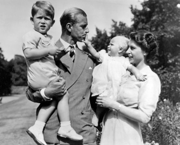 1951 год. Принцесса Елизавета, принц Филипп и их дети: принц Чарльз и принцесса Анна.