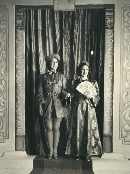 1943 год. Принцессы Елизавета и Маргарет представляют пантомиму по сказке «Аладдин» в Виндзорском замке.