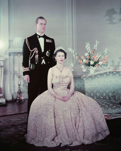 В том же году 21-летняя Елизавета вышла замуж за 26-летнего Филиппа Маунтбеттена — офицера британского флота, члена греческой и датской королевских семей и праправнука королевы Виктории. 