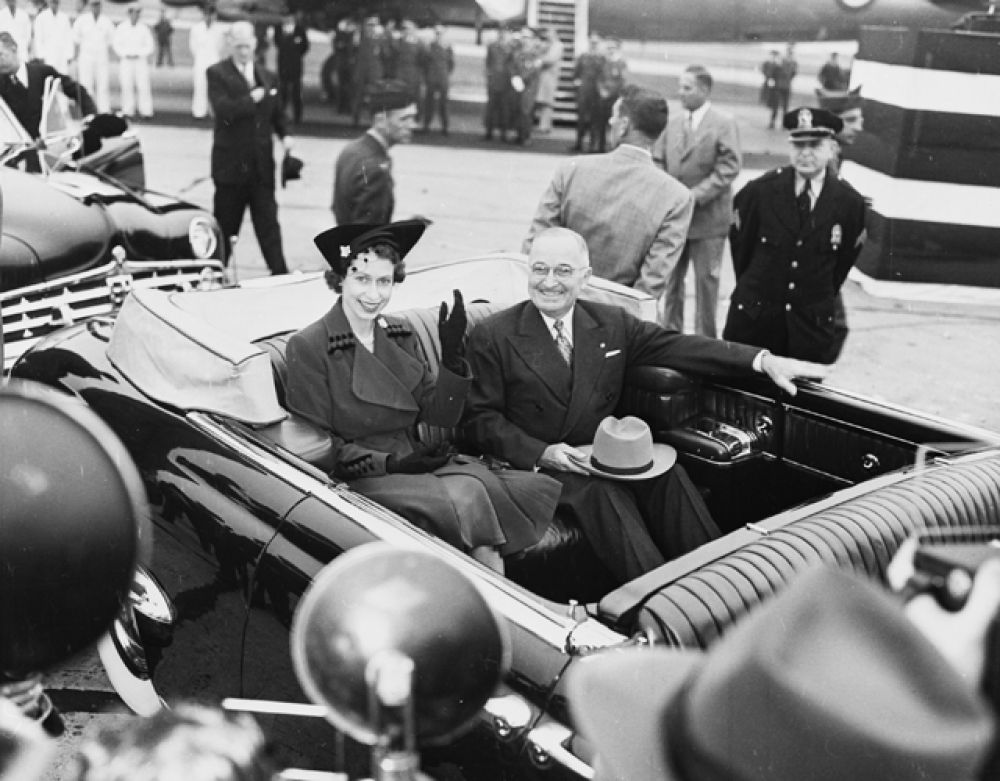 1951 год. Принцесса Елизавета и президент США Гарри Трумэн в Национальном аэропорту Вашингтона.