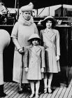 1939 год. Королева Мэри с внучками, принцессой Елизаветой и принцессой Маргарет.