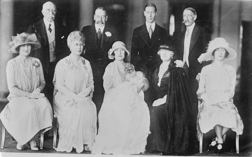Принцесса Елизавета родилась 21 апреля 1926 года в лондонском районе Мейфэр в резиденции графа Стратмор на Брютон-стрит, дом № 17. На фото: семейный портрет новорожденной с родителями, бабушками, дедушками и крестными.