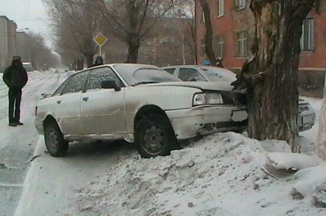 В Новотроицке после столкновения с ВАЗом автомобиль Audi врезался в дерево