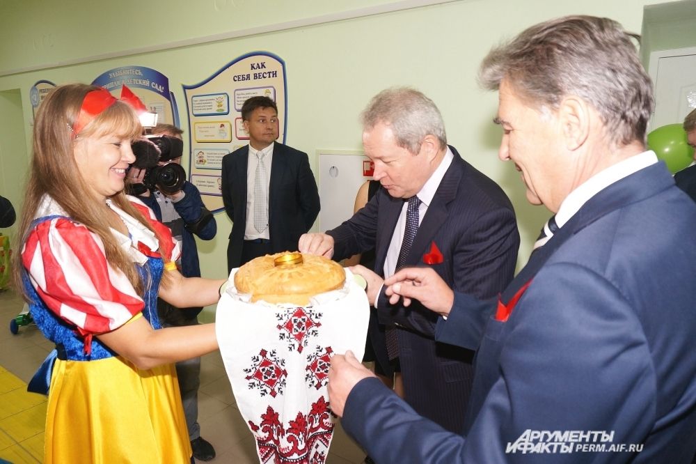 Каждый муниципалитет старался накормить губернатора хлебом с солью.