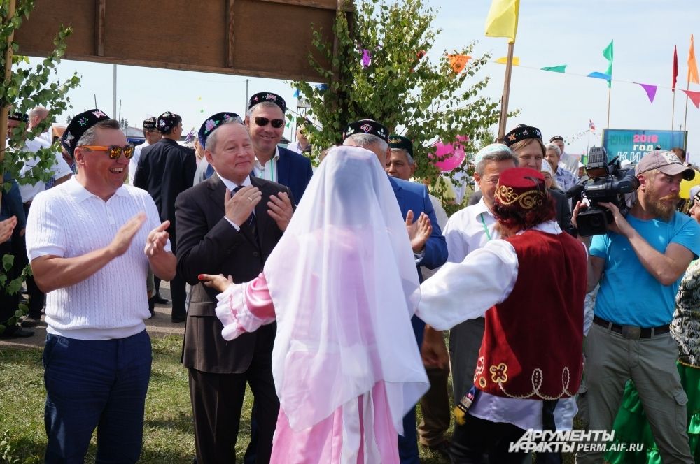 Иногда губернатор позволял себе станцевать на празднике.
