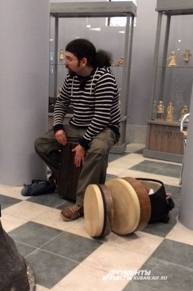 Мастер-класс Алексея Байрамова. То, на чем он сидит, - не табуретка, а очень популярный сегодня музыкальный инструмент кахон.