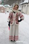 Русская красавица встречала гостей фестиваля у входа в этнопарк.