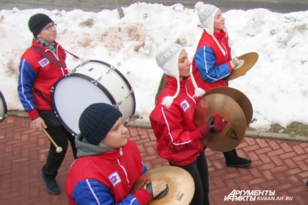 Музыканты прошли по центральным улицам горнолыжного курорта на Красной Поляне, и все эти несколько километров играли, не переставая.