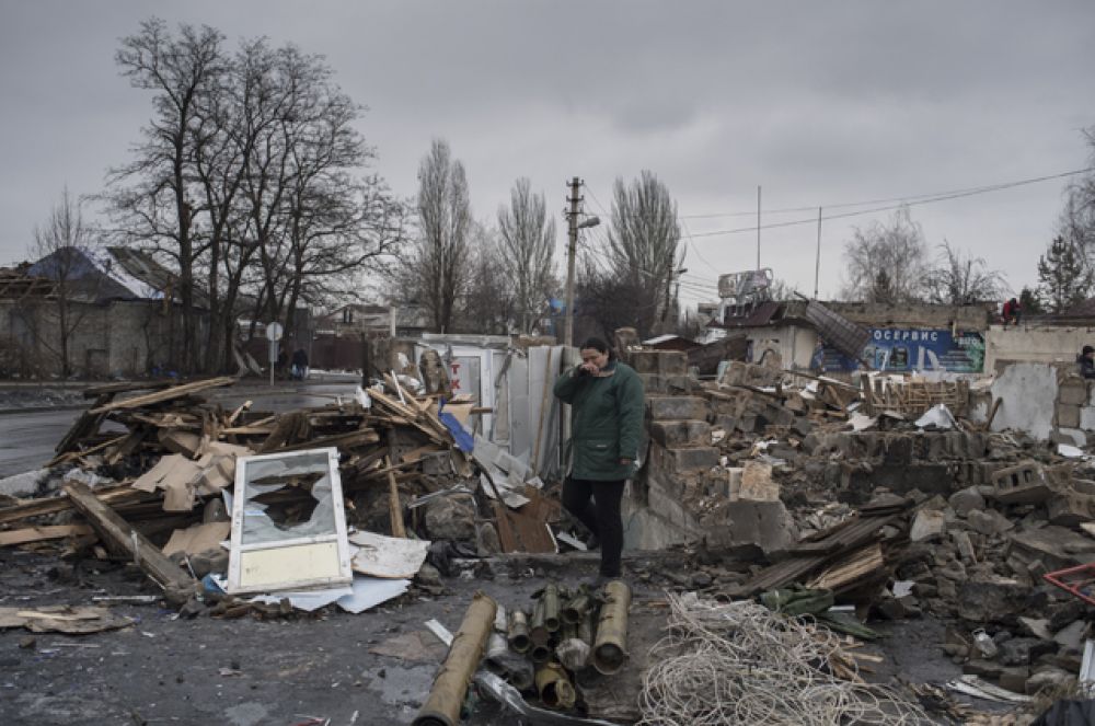 Женщина у разрушенного здания в районе автостанции «Мотель» в Донецке.
