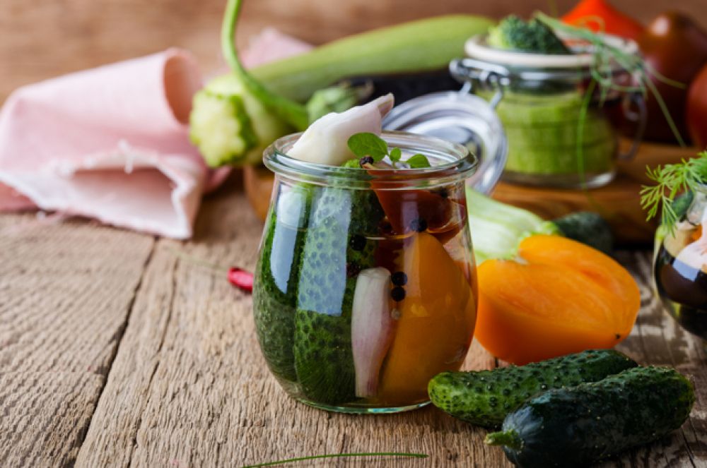 Копчености и консервированные продукты. Помимо того, что они жирные, соленые, острые, содержащие уксус — что просто может раздражать желудок и пищевод, вызывая изжогу и неприятные ощущения, копчености и различные консервы относятся к тираминсодержащим продуктам, которые способствуют выработке дофаминов, повышающих энергию и бодрящих веществ.
