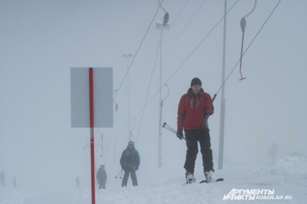 Лыжники любят снегопад, ведь кататься комфортно, если снега много. Плохая видимость их не пугает.