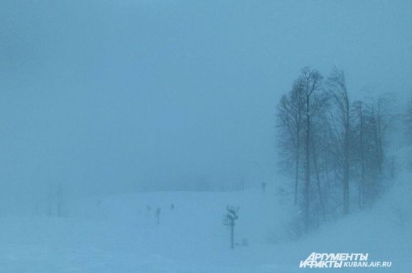 Замело. Этой зимой горнолыжным курортам Красной Поляны снеговые пушки не нужны.