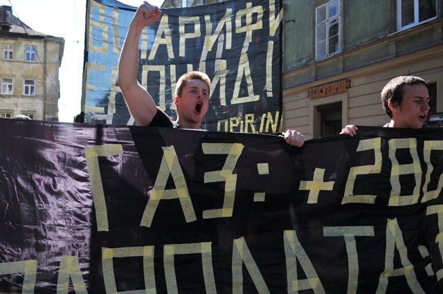 Участники акции протеста против повышения тарифов на коммунальные услуги идут с транспарантами по улице Львова. 2015 г.