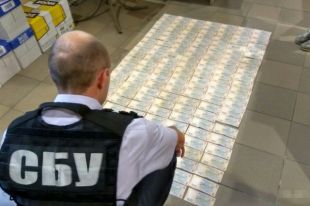 Во время следственных действий правоохранители изъяли более 2 млн грн, почти 175 тыс долларов, 62 тыс евро, более 110 тыс российских рублей