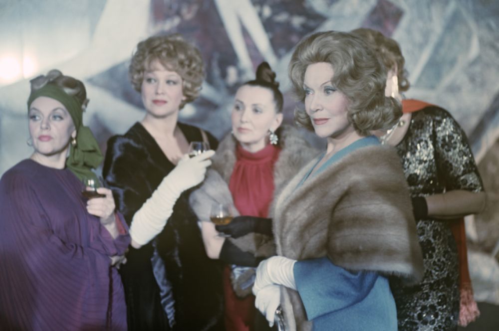 Любовь Орлова в роли разведчицы в фильме «Скворец и Лира», 1973 год.