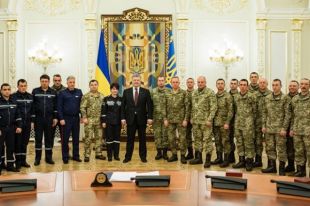 Порошенко вместе с награжденными бойцами ВСУ и сотрудниками ГосЧС