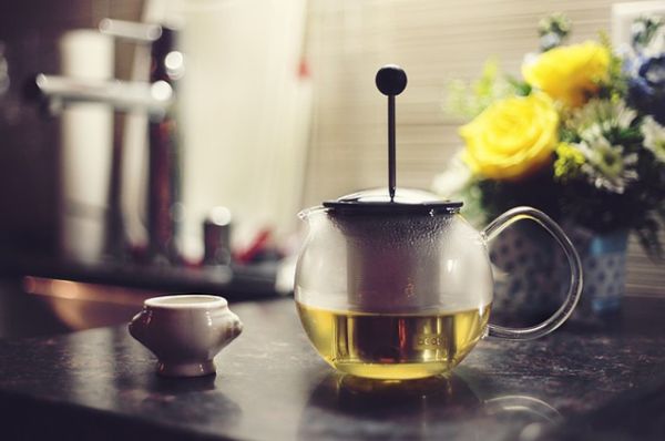 Зеленый чай. В нем содержится вещество катехин, которое убивает бактерии, вызывающие кариес. Также зеленый чай освежает дыхание.