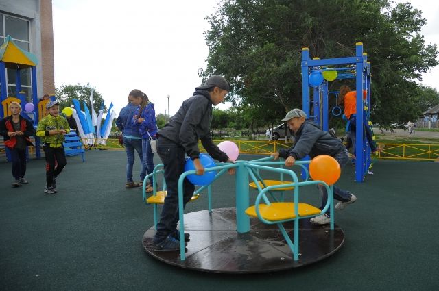 Множество детских и спортивных площадок появилось в Омске по программе социальных инвестиций.