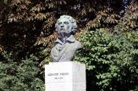 Памятники великому русскому поэту и писателю можно найти не только на его родине.