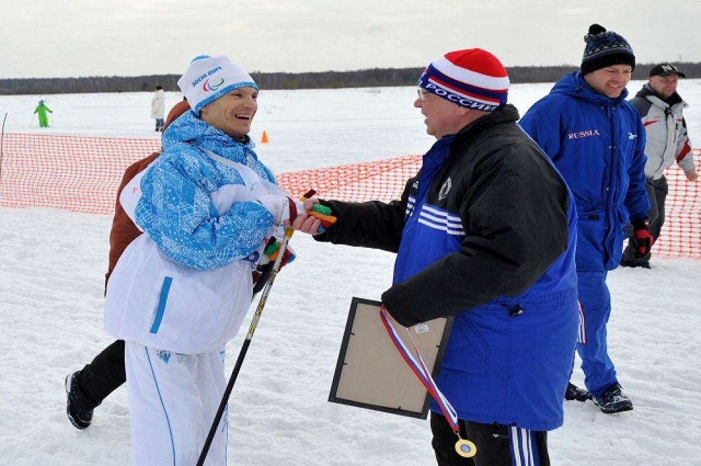 Владимир Лукин вручил спортсменам дипломы и медали участников соревнований.