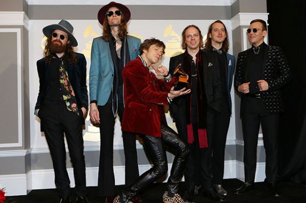 Группа Cage the Elephant получила награду за лучший рок-альбом (Tell Me I'm Pretty).