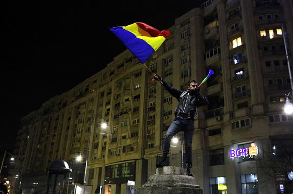 Несмотря на то, что правительство отменило указ, акции протеста не прекращаются, потому что по румынским законам решение правительства вступит в силу только после утверждения в парламенте, в котором правящая коалиция имеет конституционное большинство.