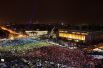 Десятки тысяч участников акций протеста вновь собрались в Бухаресте у здания румынского правительства, образовав гигантский флаг. 