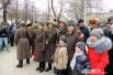 Действо на улице Красной собрало множество зрителей, несмотря на холодную февральскую погоду.