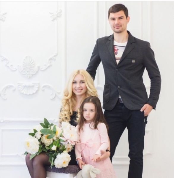 Защитник Сергей Цуканов, его супруга Наталья и дочка Мария.